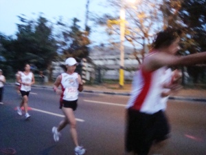 i liked this candid shot that art took of me as i was about to finish the last half of the race (tama ang form ko ha!)
